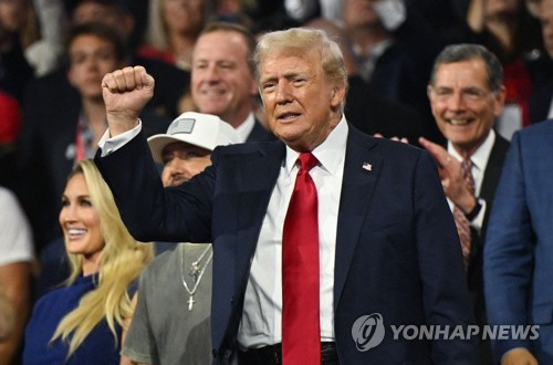 주먹 쥔 팔 들어 보이는 트럼프. AFP 연합뉴스